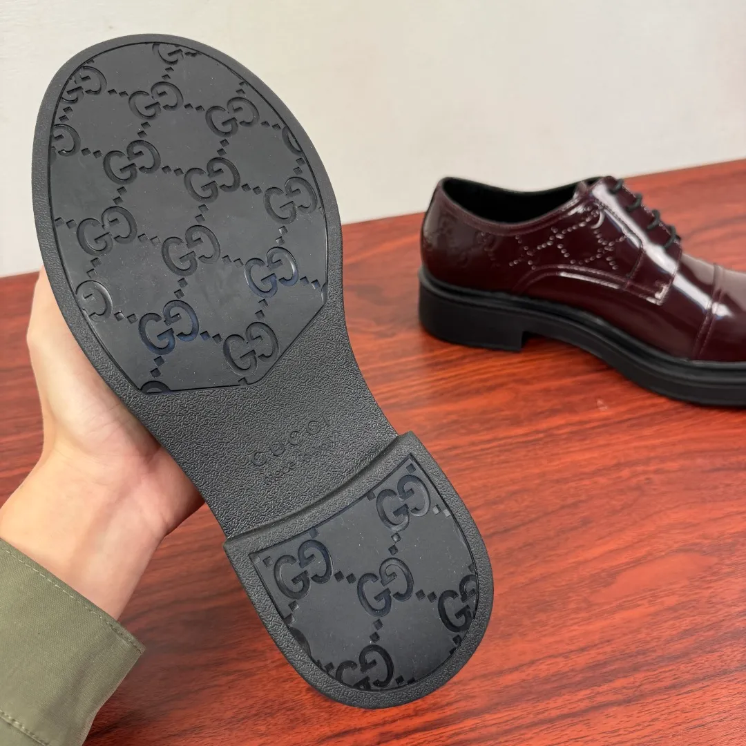 Batch 800 Gucci/Gucci new men's lace-up shoes with GG details, glossy cow leather derby shoes! Rooted in the brand's heritage, these men's lace-up shoes are crafted from premium open-edge beaded calf leather and feature GG-print embossed suede details in homage to Gucci's iconic monogram. The rubber sole decorated with GG pattern adds a touch of modern fashion to this design. Typical three-joint style design. European and American classic version, full calfskin lining. The overall upper texture is soft and the lining is comfortable and breathable. 2CM thickened soft rubber sole, easy to control. Versatile and stylish upper foot, multiple colors available to meet different matching needs, complete package! Size: 39-40-41-42-43-44 leather shoe size (38.45.46 can be customized) Item number: 7826Z open edge beads burgundy